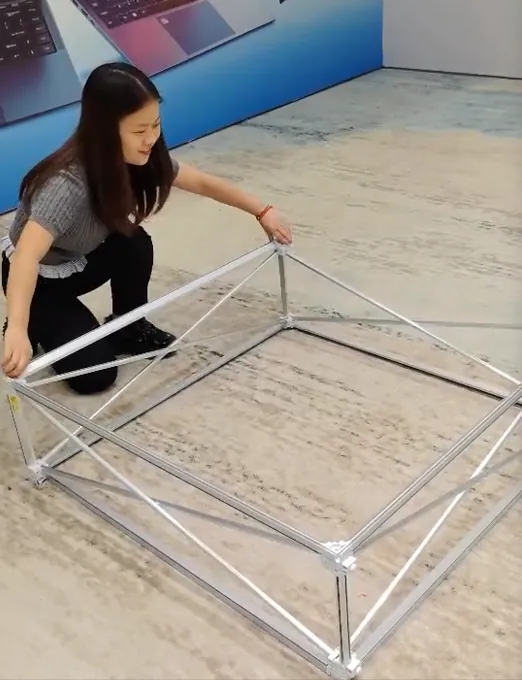 Expanding and squaring a collapsible trade show counter base
