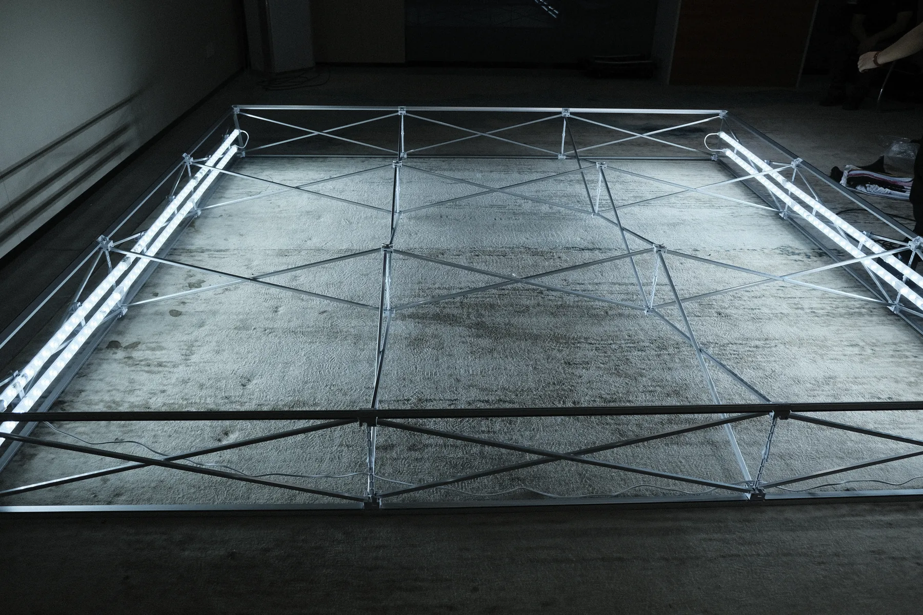 Two-person pop-up lightbox pre-shipment LED test